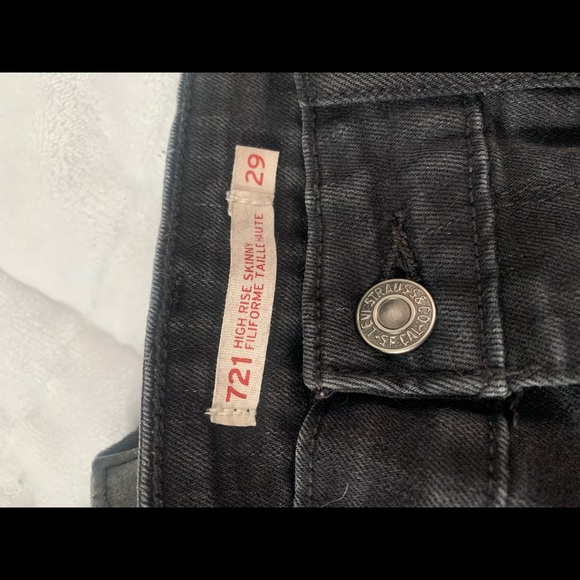 Levi Jeans | Distressed bottom - Picture 2 of 3